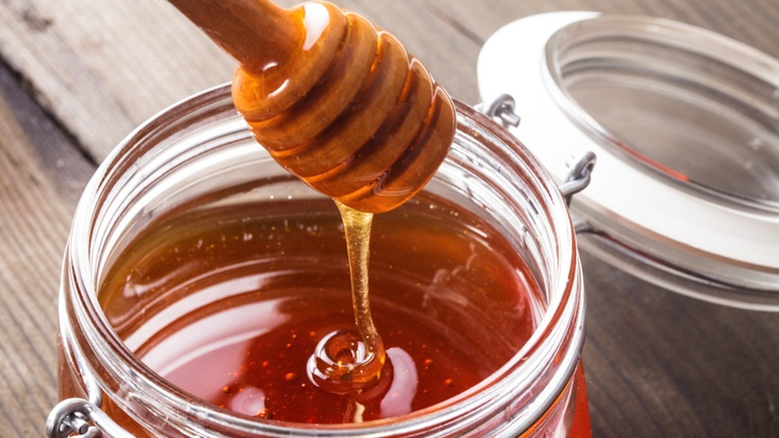 The Healing Power of Honey - From Burns To Weak Bones